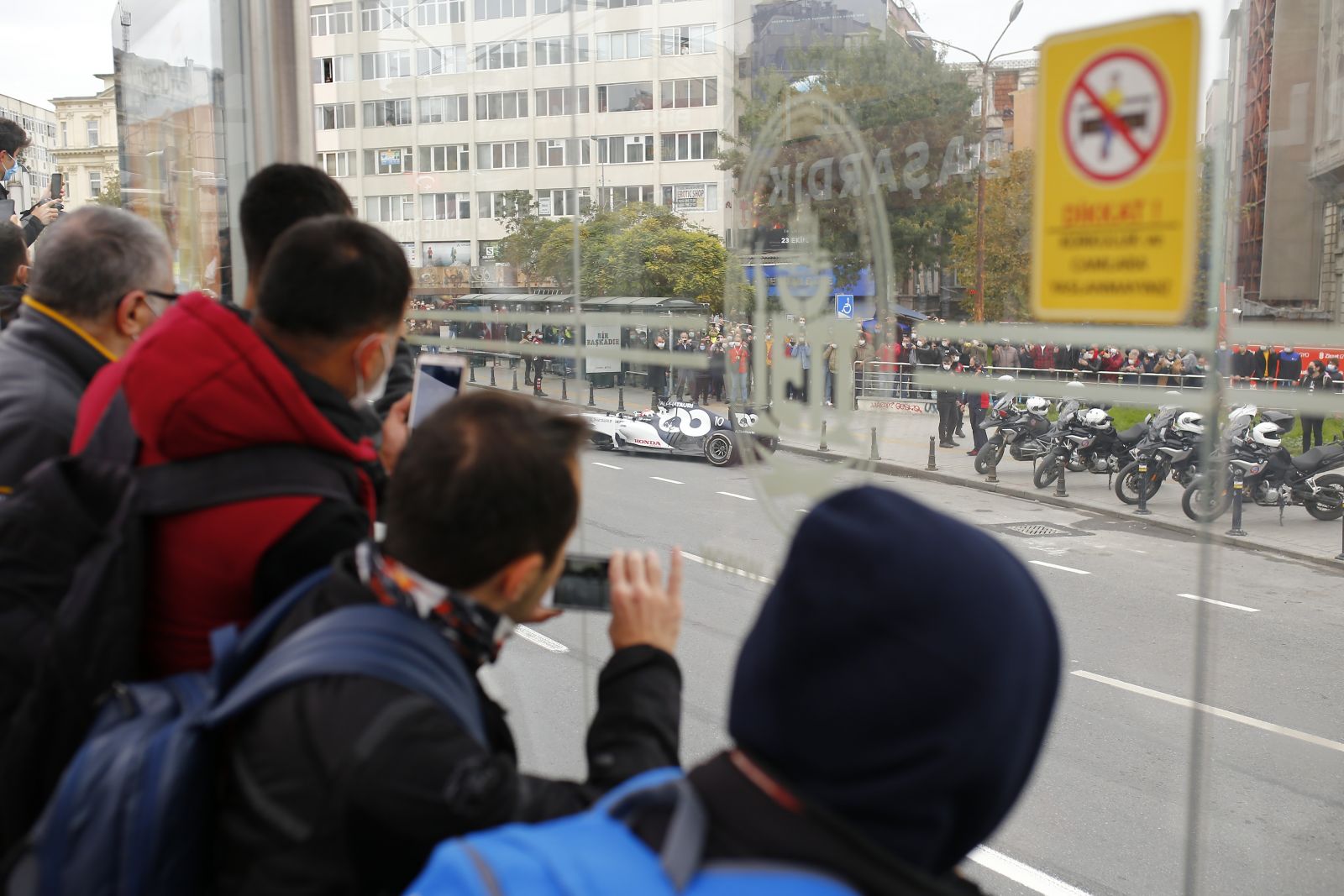 Hayran bıraktılar! Galata Köprüsünde Formula 1 şovu