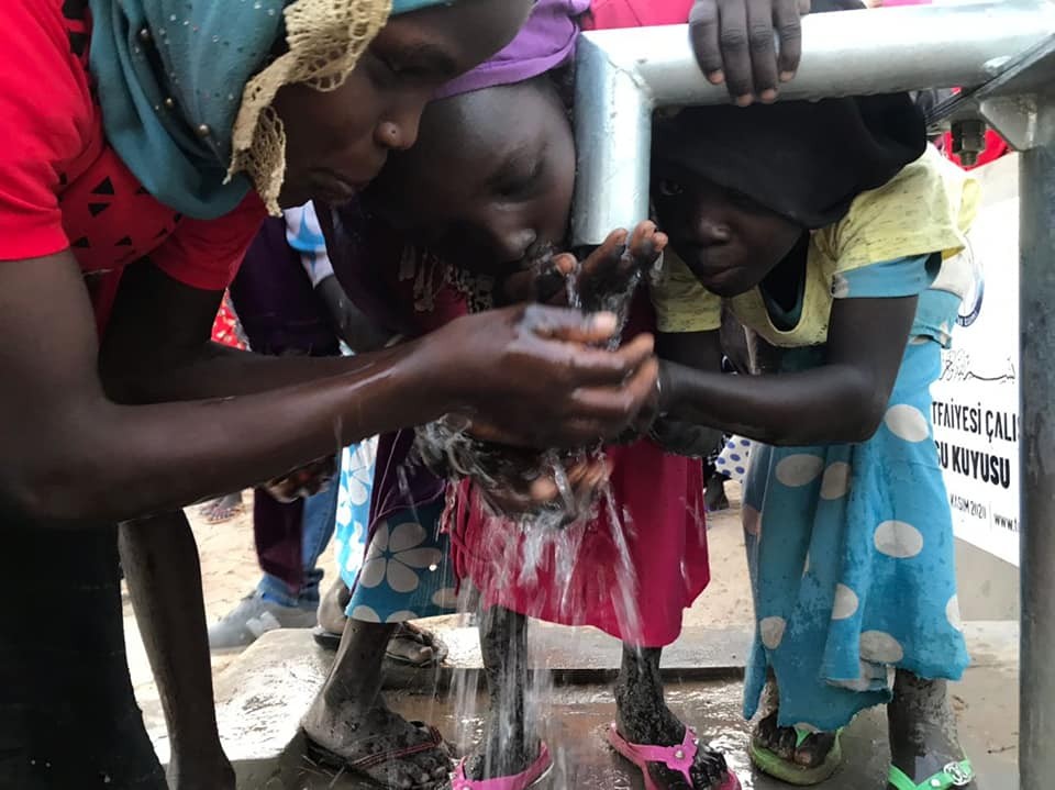 İtfaiye ekiplerinin açtırdığı kuyu Afrikalı çocukları duygulandırdı