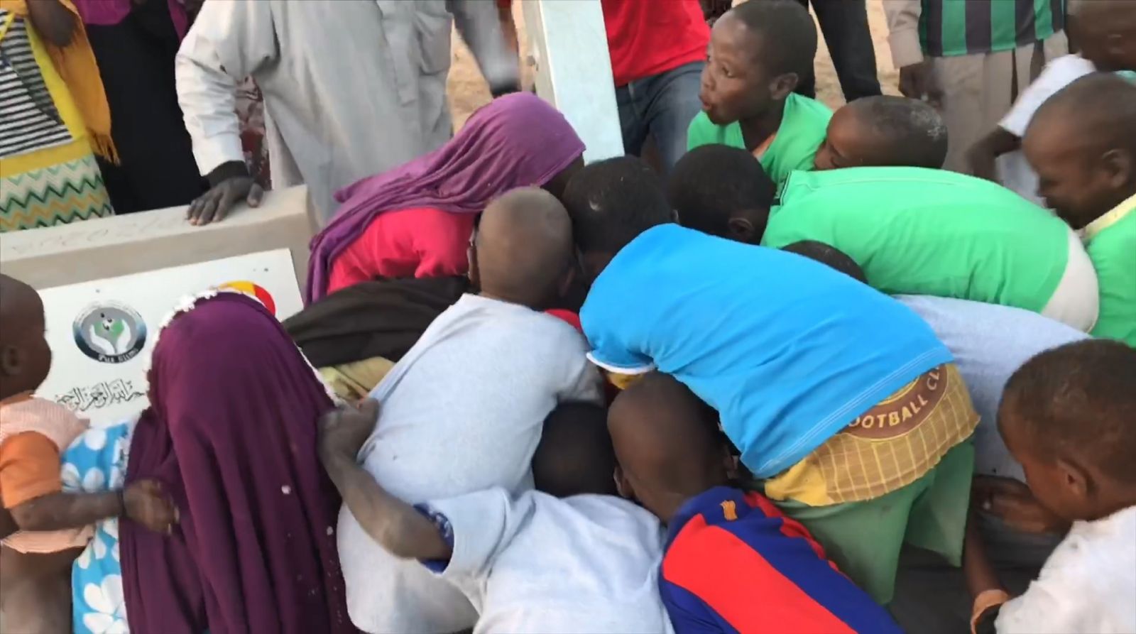 İtfaiye ekiplerinin açtırdığı kuyu Afrikalı çocukları duygulandırdı