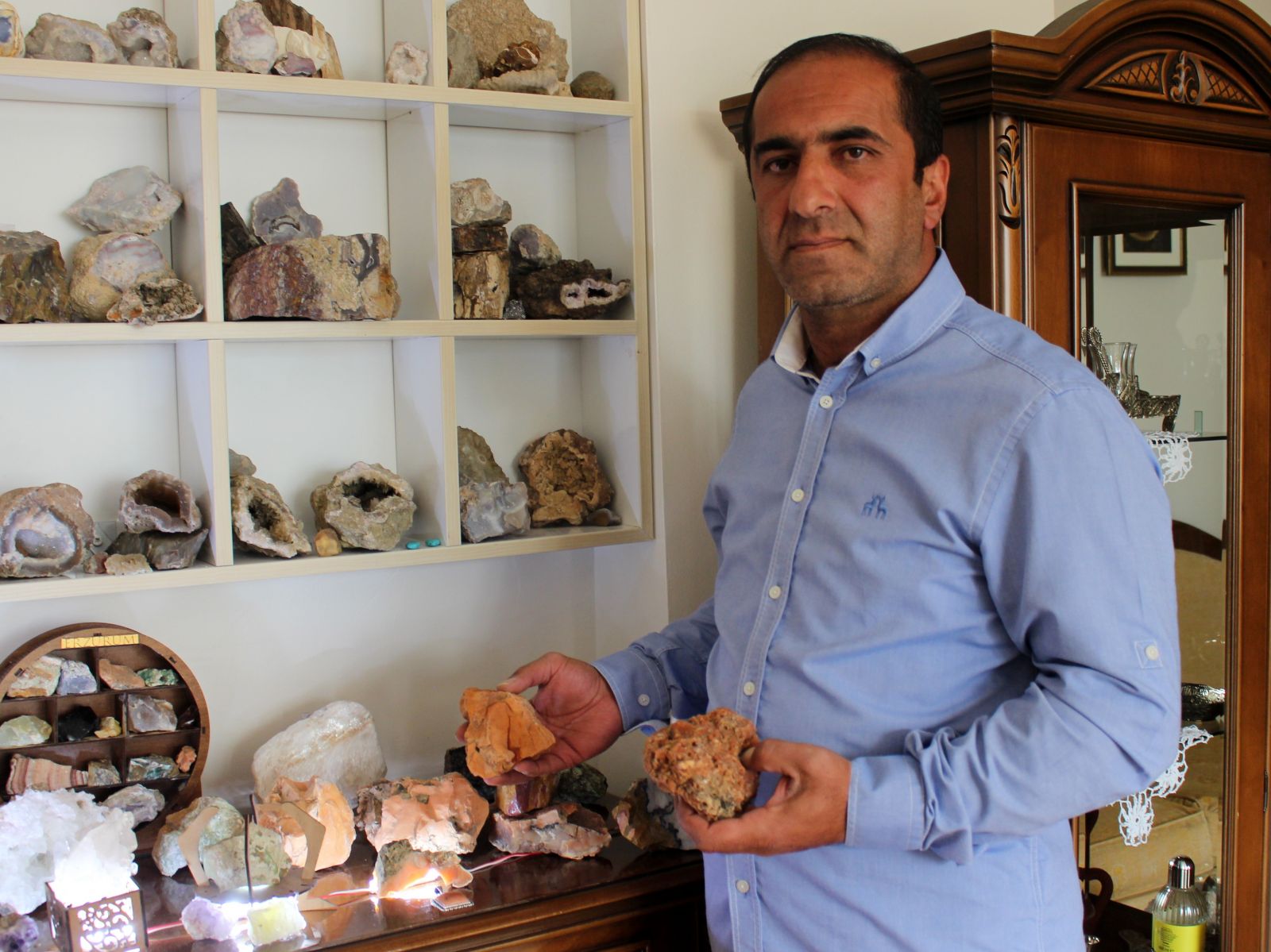 Doğada nadir bulunan Karnelyan taşını Erzurum’da buldu