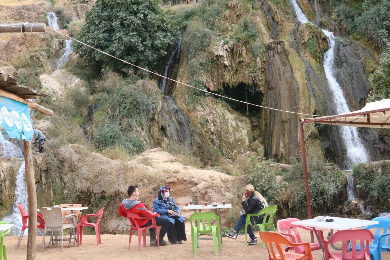 Kuraklığa boyun eğmeyen şelale