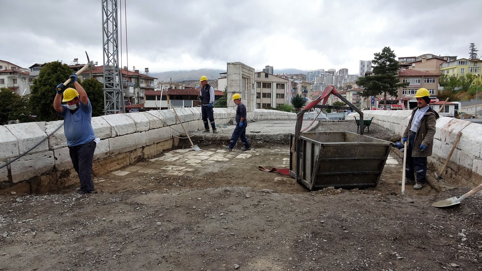 Asfaltın altından 770 yıllık tarih çıktı Asfaltın altından 770 yıllık tarih çıktı