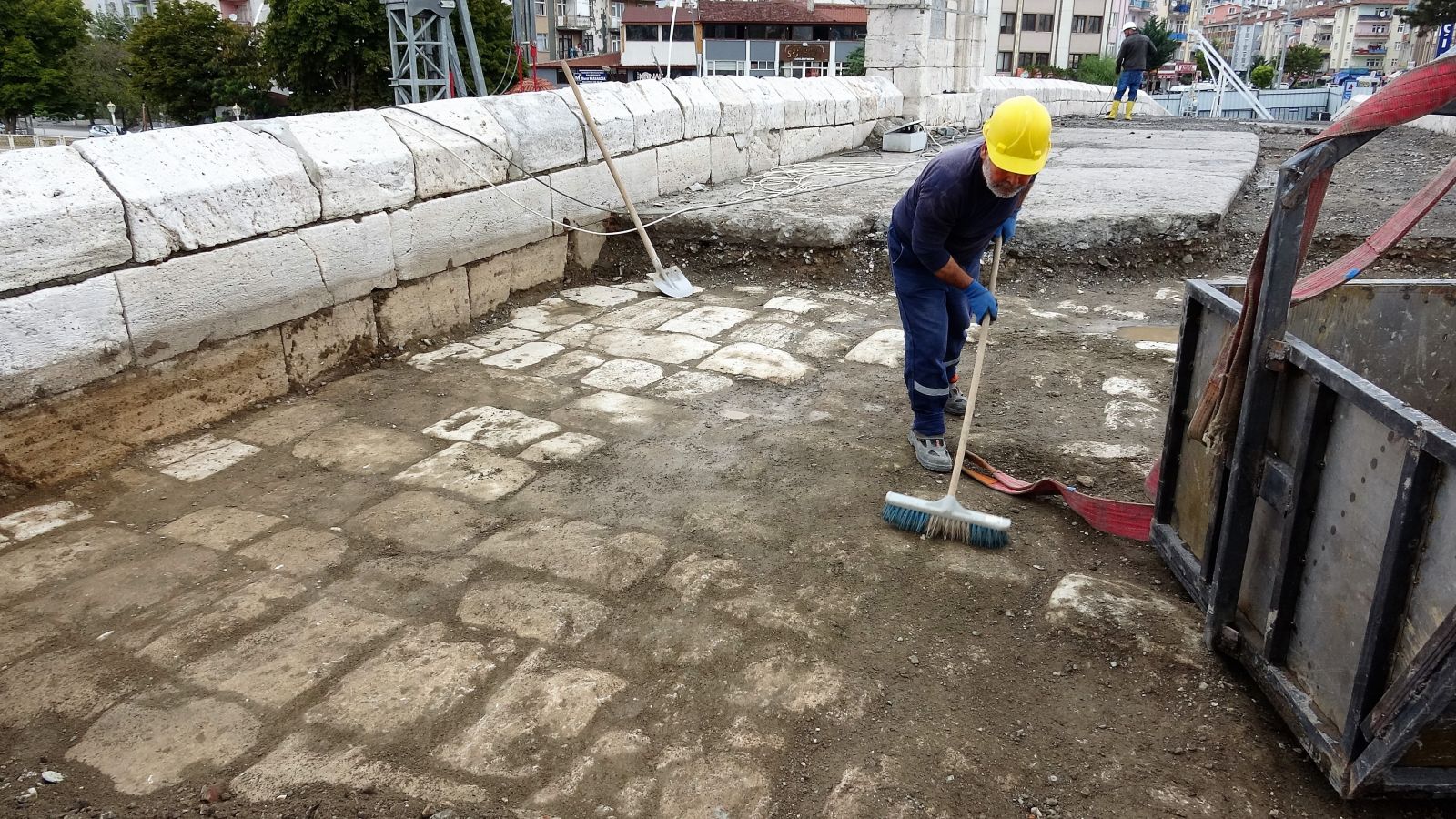 Asfaltın altından 770 yıllık tarih çıktı Asfaltın altından 770 yıllık tarih çıktı