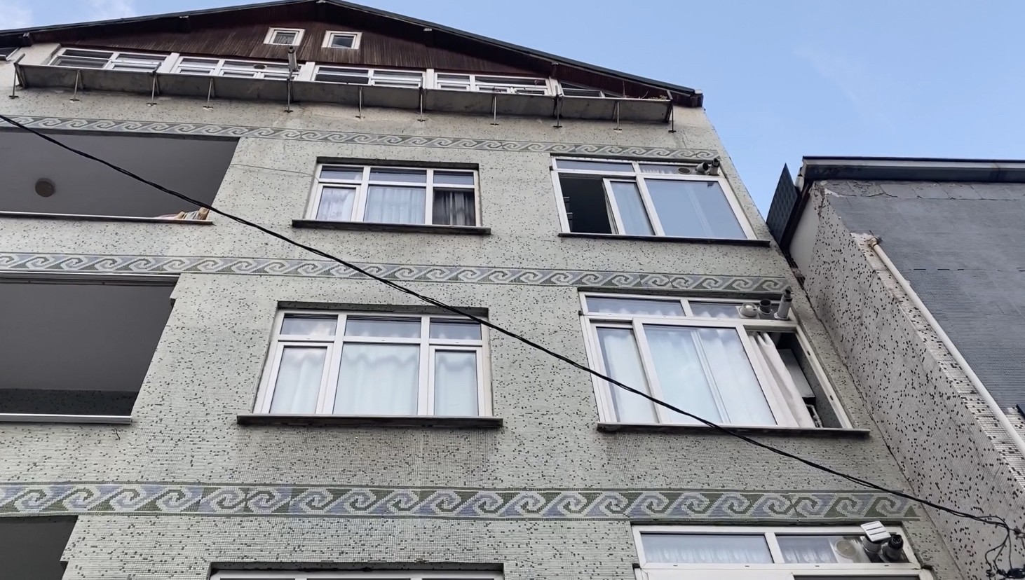 İstanbul’da dehşet anları: Genç kadını sünger kurtardı