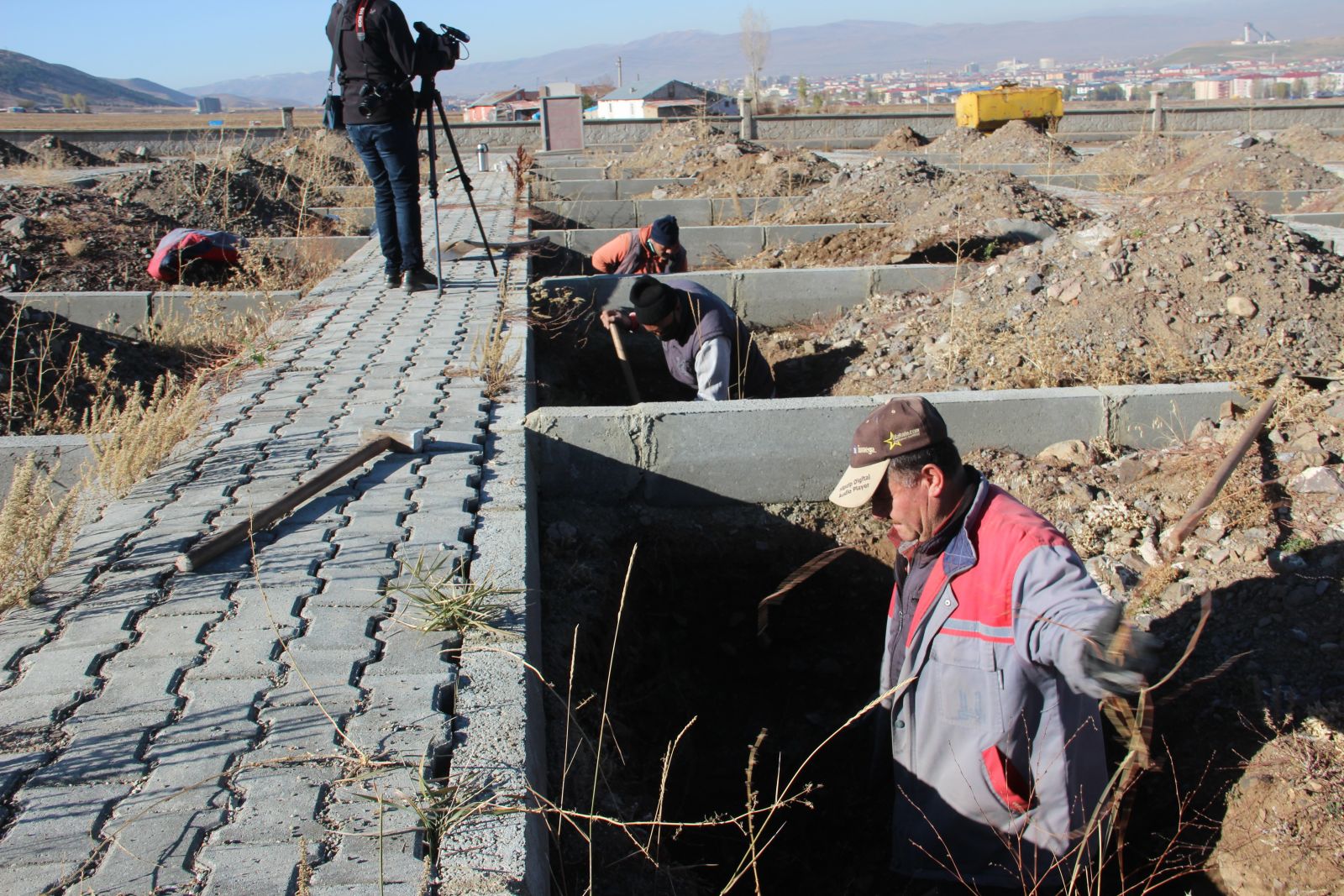 Erzurum’da mezarlıkta kış hazırlığı