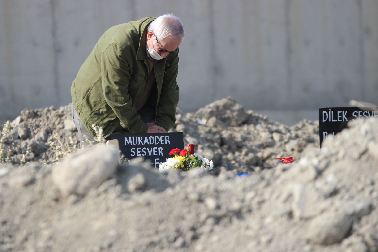 İzmir depreminde hayatını kaybedenler mezarı başında anıldı