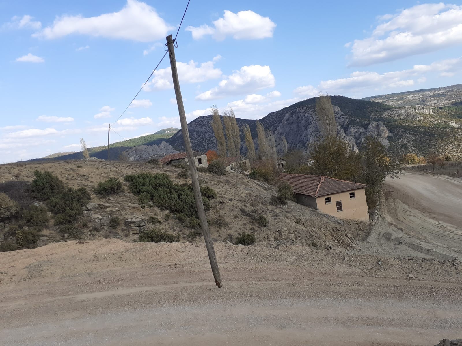 Fıkra gibi olay! Telefon telleri direği taşıyor