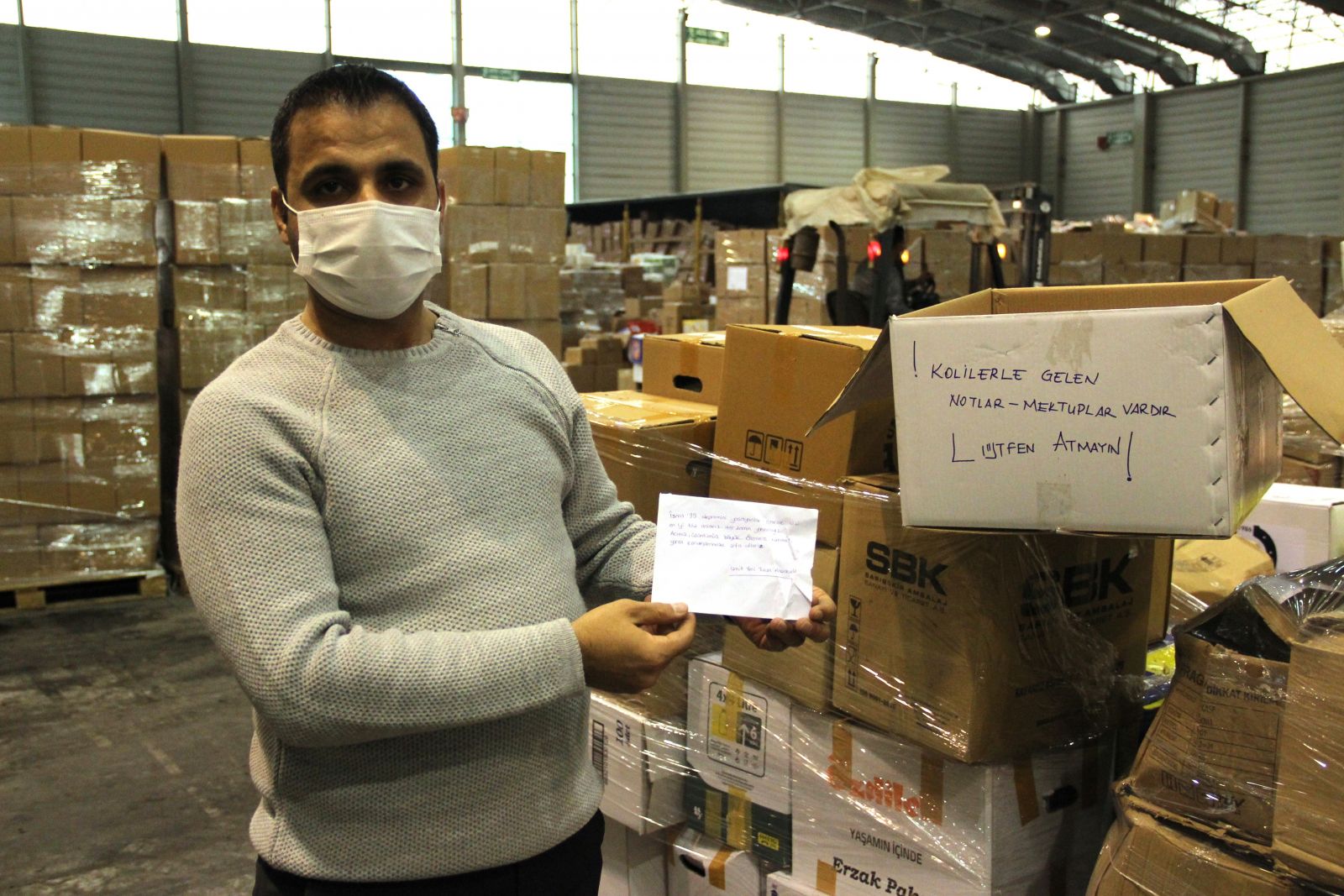 İzmir’e gönderilen yardım kolilerinden duygulandıran notlar çıkıyor