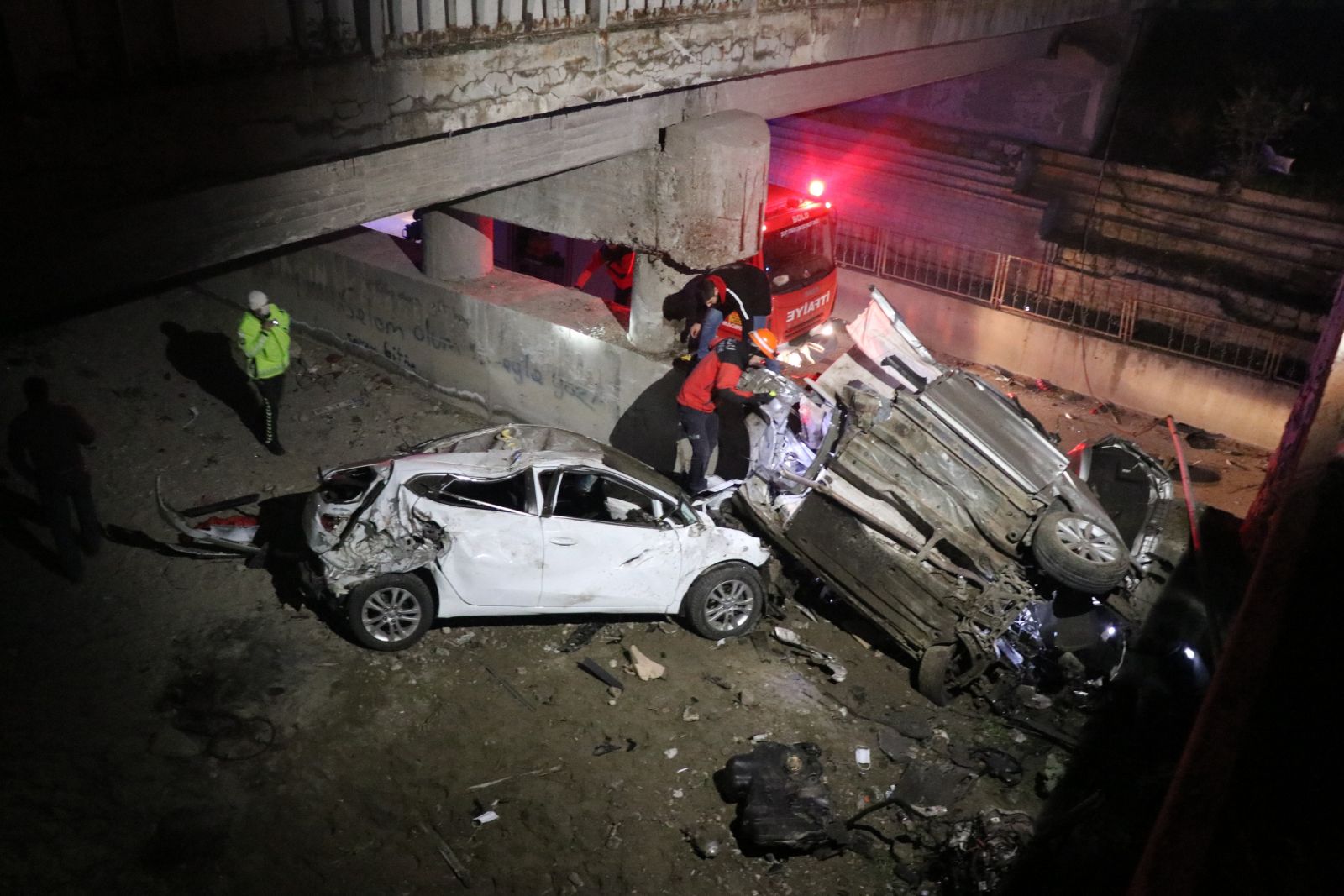 4 metrelik köprüden uçan otomobil sürücüsü hayata tutunamadı