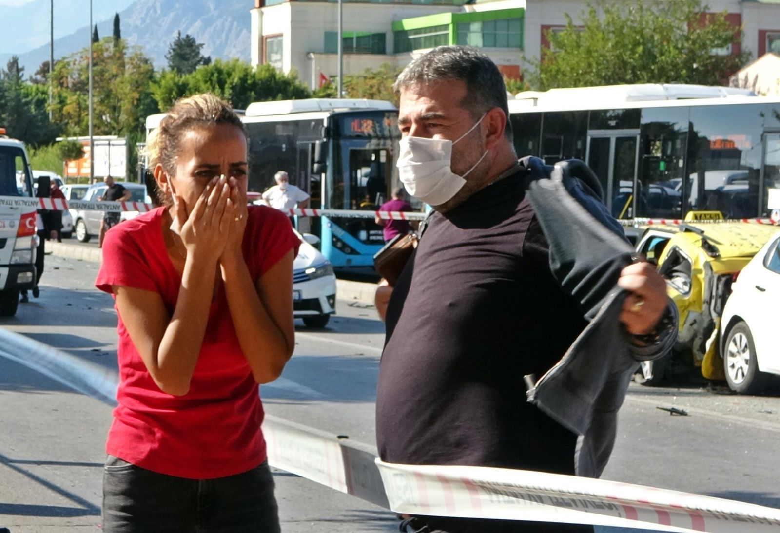 Ehliyetine süresiz el konulan sürücü kırmızı ışıkta bekleyen araçları biçti: 6 yaralı