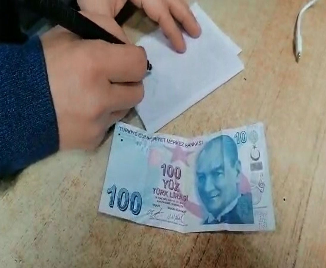 Paranın üzerinde bir sıfırın eksik olduğunu gördü, soluğu önce kuyumcuda sonra bankada aldı