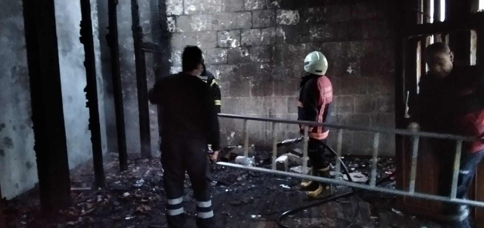 Siirt'te camiye çirkin saldırı: 130 yıllık camiyi ateşe verdiler