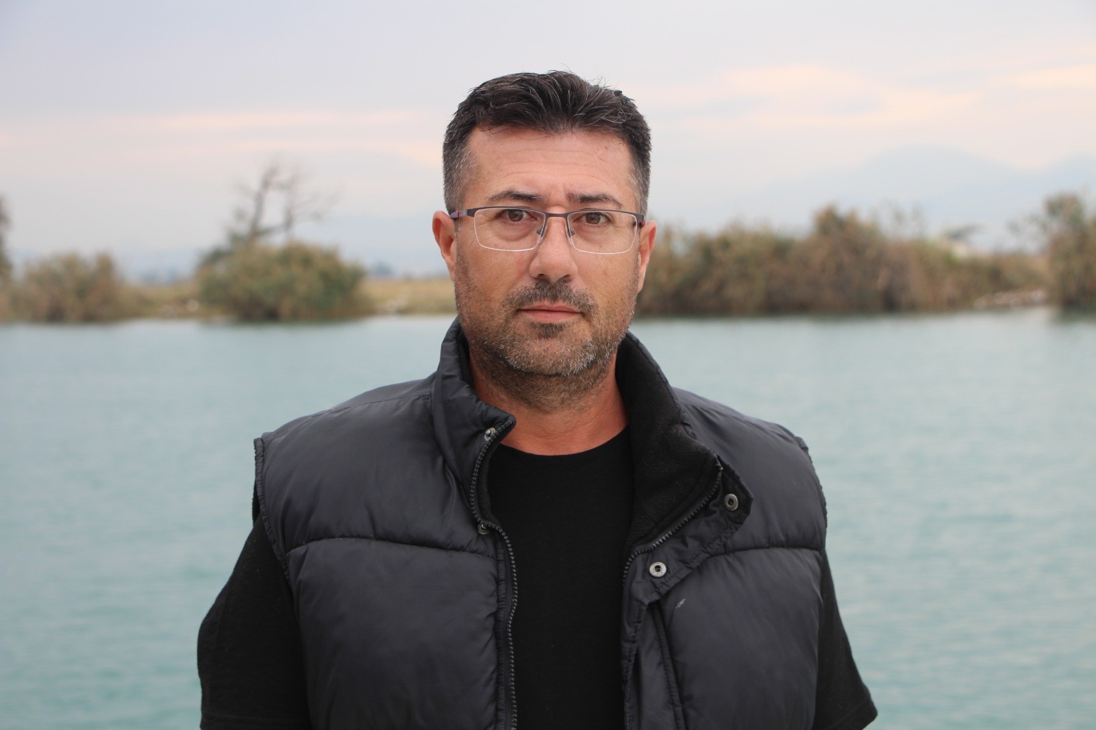 Atmacanın gözünü bantlayıp, ayağını bağladılar