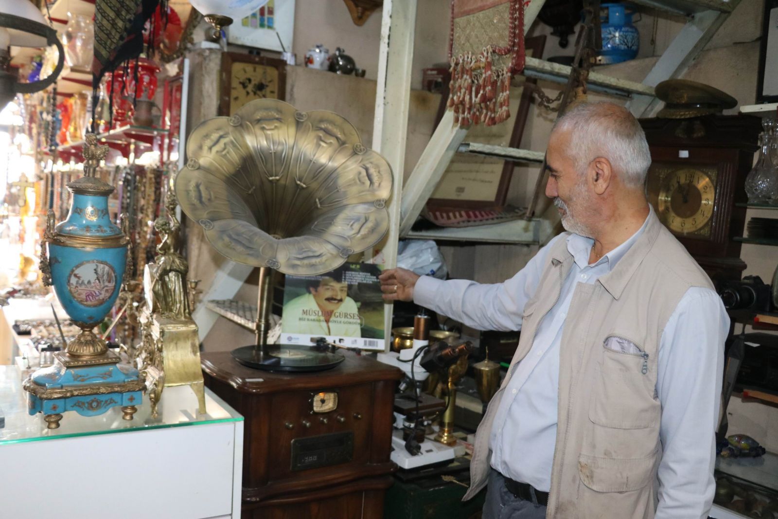 Antika eşyalar için evini ve arsasını sattı Antika eşyalar için evini ve arsasını sattı