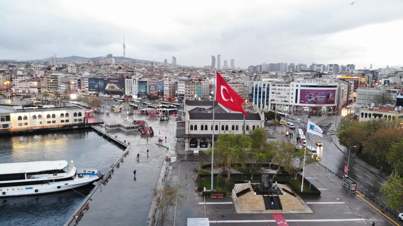 Sessizliğe bürünen Üsküdar ve Kadıköy Meydanı havadan görüntülendi