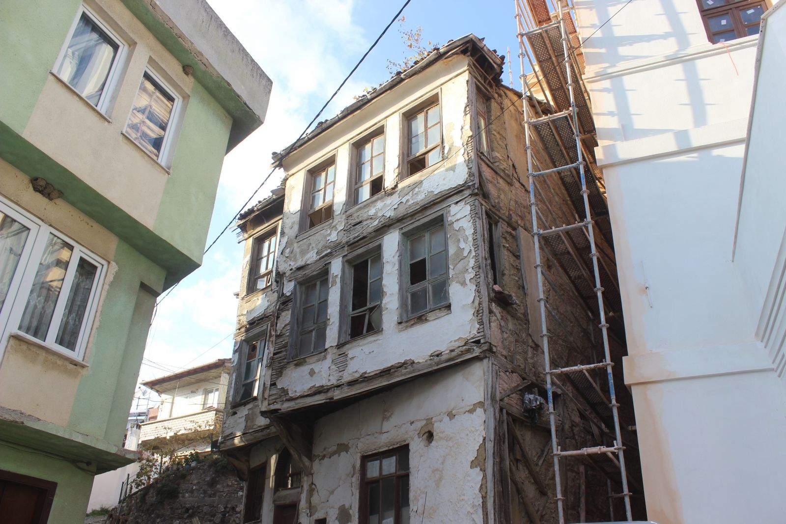 'Perili ev'in perisi yok, ziyaretçisi çok