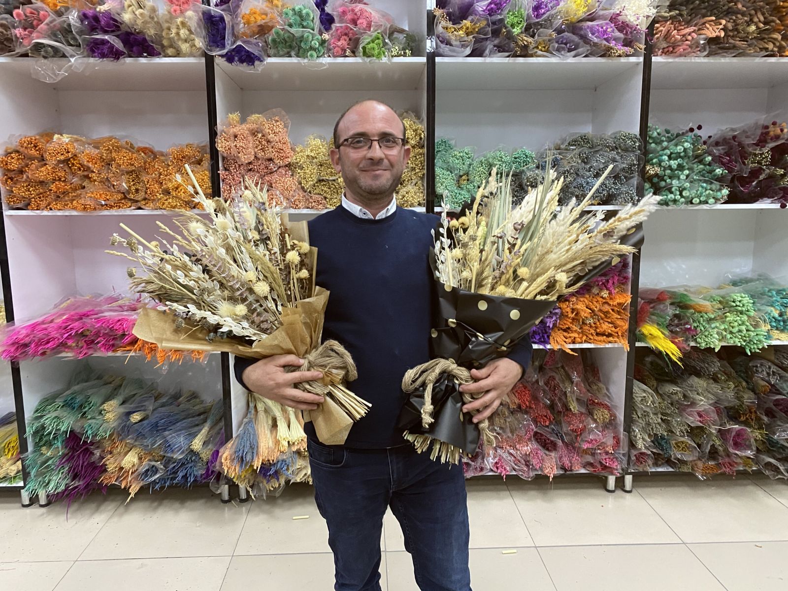 Toroslarda ayaklar altında ezilen otları boyayıp 10 ülkeye ihraç ediyor