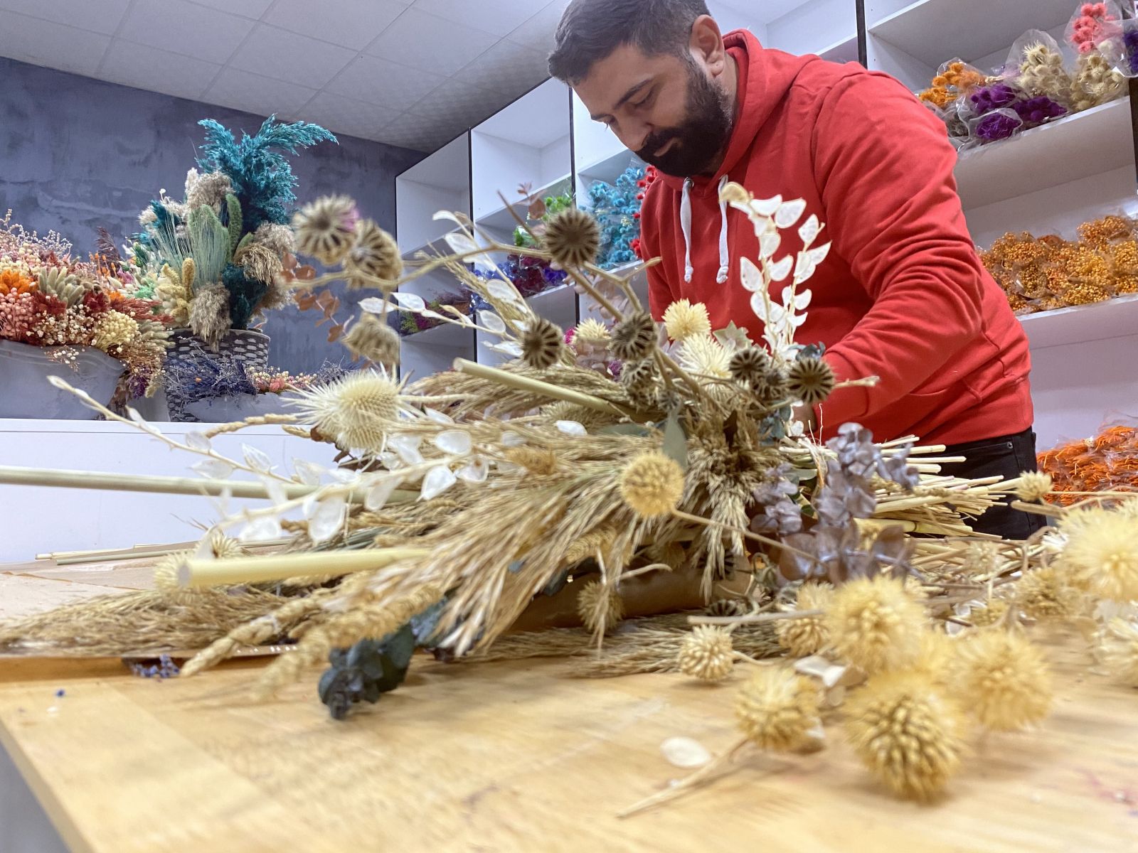 Toroslarda ayaklar altında ezilen otları boyayıp 10 ülkeye ihraç ediyor