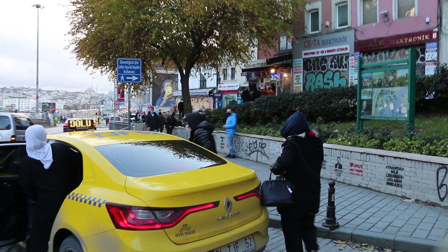“Yolda kaldık” diyerek duygu sömüren dilenciler, taksi çağırarak kaçtı