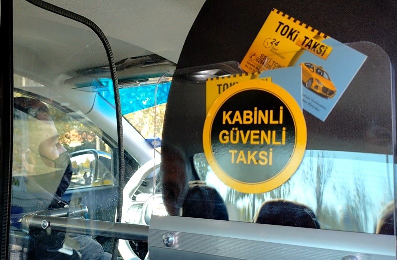 Koronavirüs önlemleri artıyor: Takside şeffaf panel dönemi