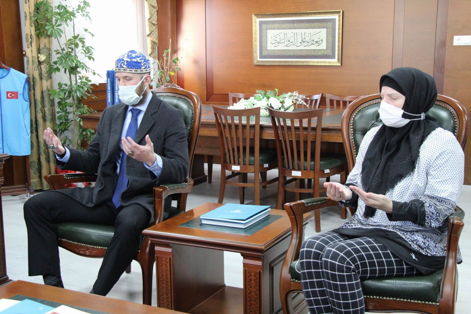 Kapadokya’da ezan sesini duyan ABD’li anne ve oğlu Müslüman oldu Kapadokya’da ezan sesini duyan ABD’li anne ve oğlu Müslüman oldu