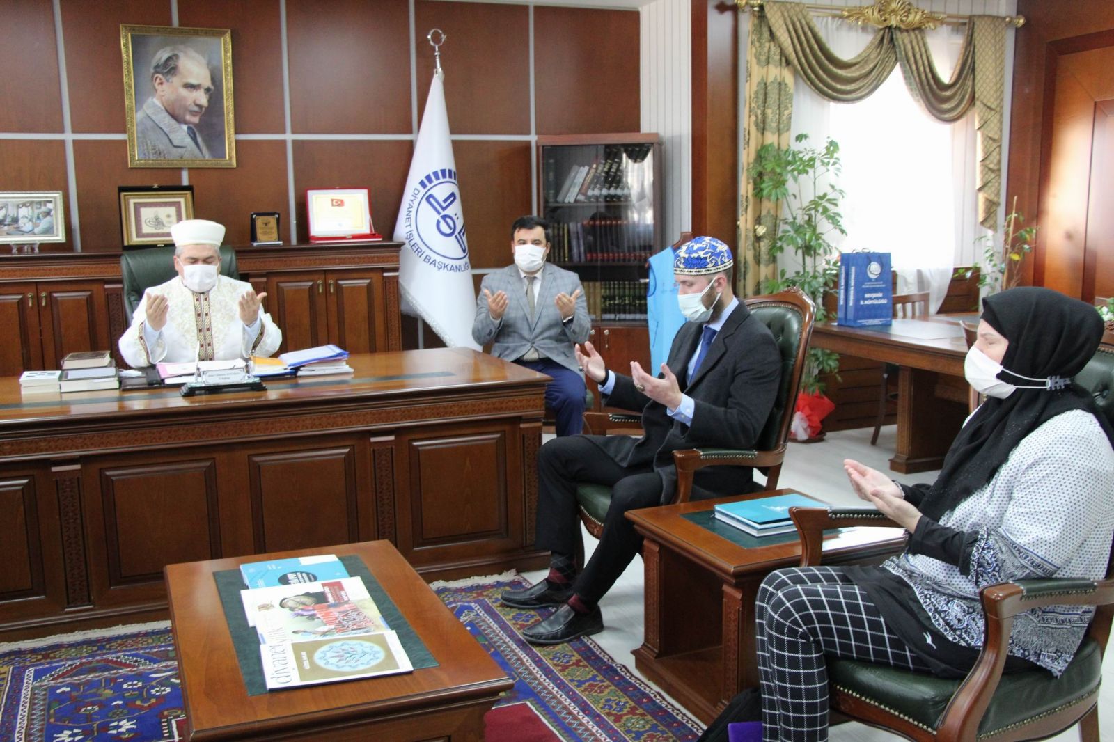 Kapadokya’da ezan sesini duyan ABD’li anne ve oğlu Müslüman oldu Kapadokya’da ezan sesini duyan ABD’li anne ve oğlu Müslüman oldu