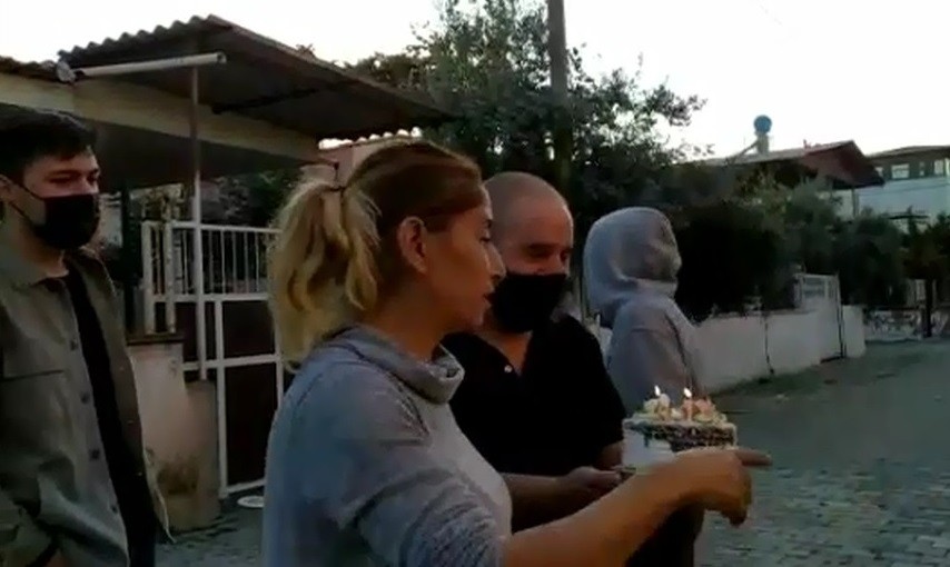Karantinadaki genç doğum günü pastasını iple eve çekti