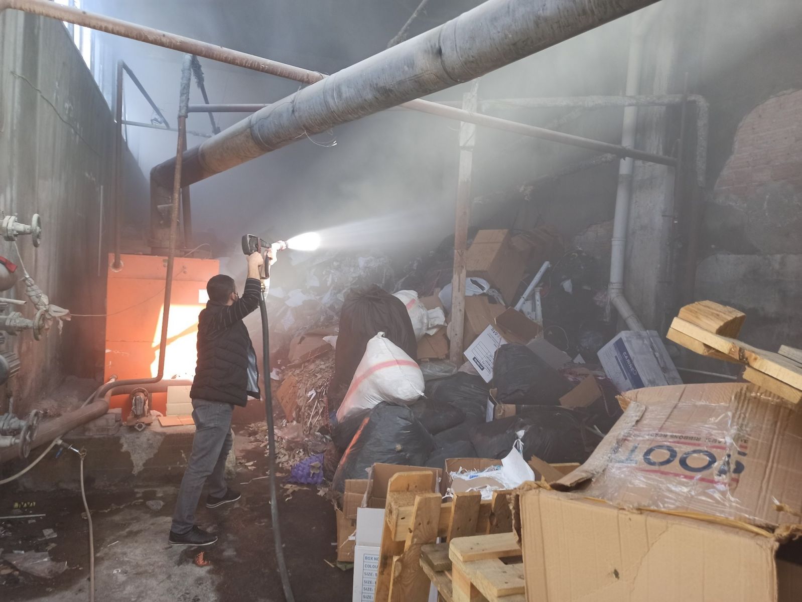 Tekstil fabrikasında çıkan yangın korku dolu dakikalar yaşattı