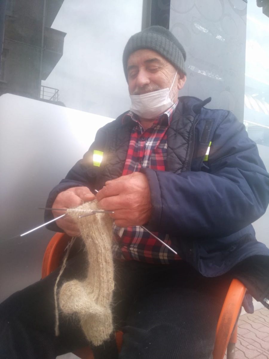 Dedesinden görüp yapmaya başladığı kıl çorabı örmeyi 60 yıldır sürdürüyor