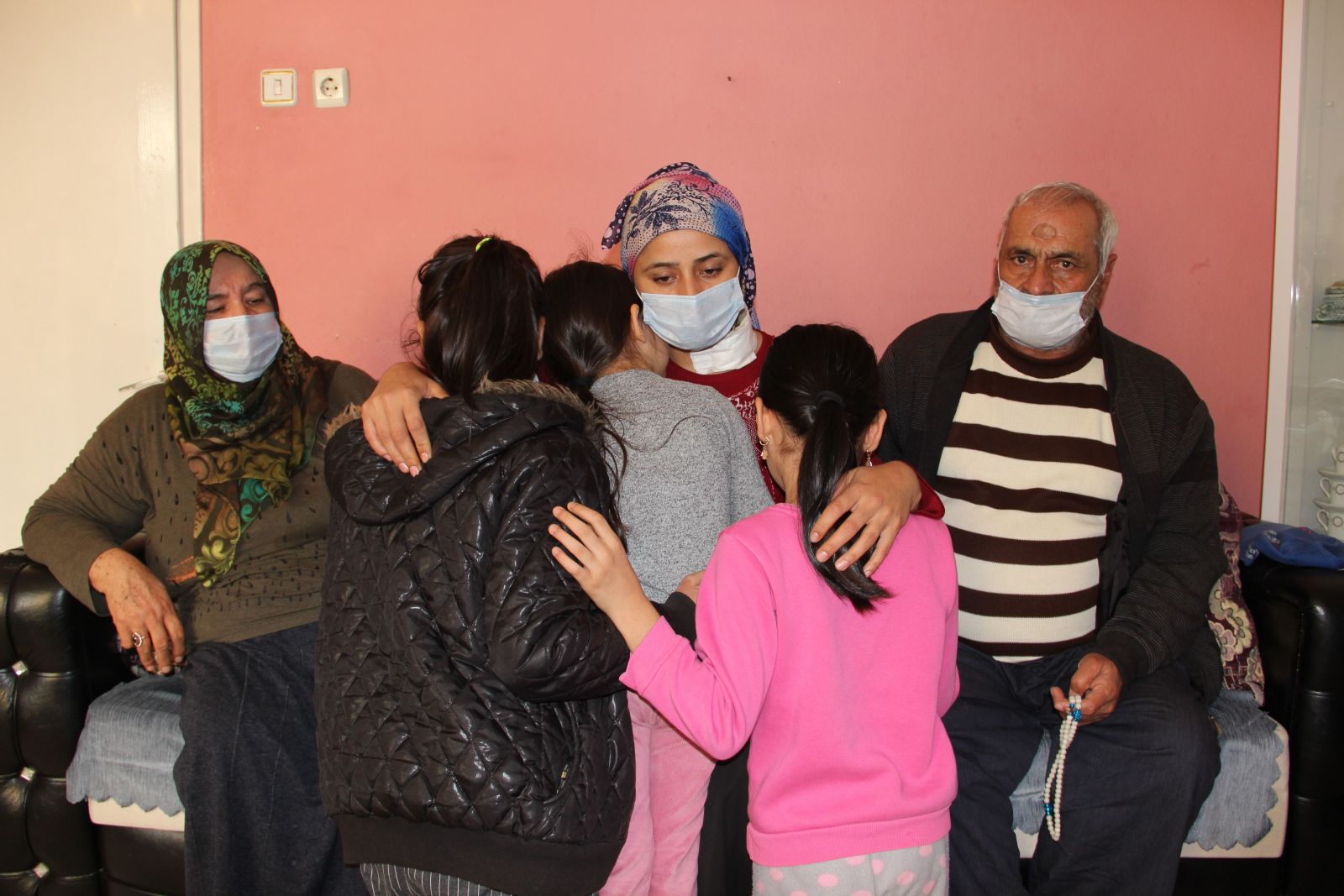 Boşanmak istedi çocuklarının gözü önünde boğazı kesildi