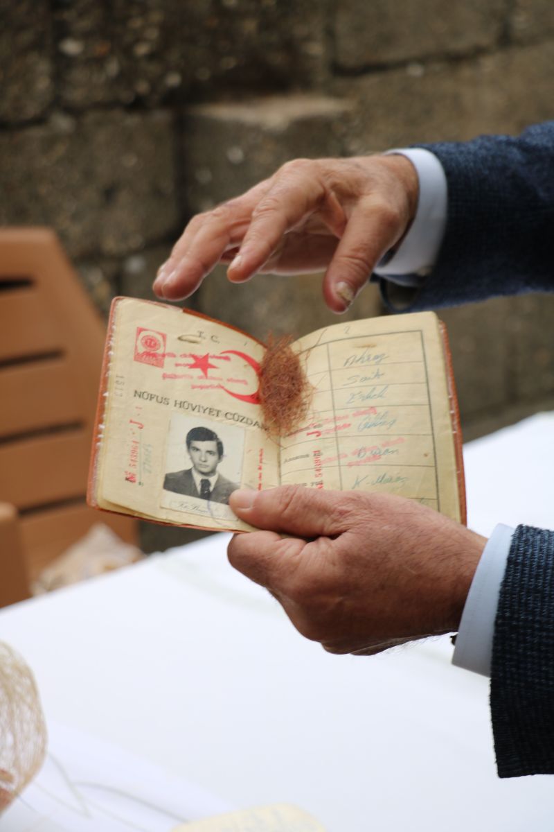 Evlilik cüzdanında sakladığı mısır püskülünü 46 yıl sonra çıkardı
