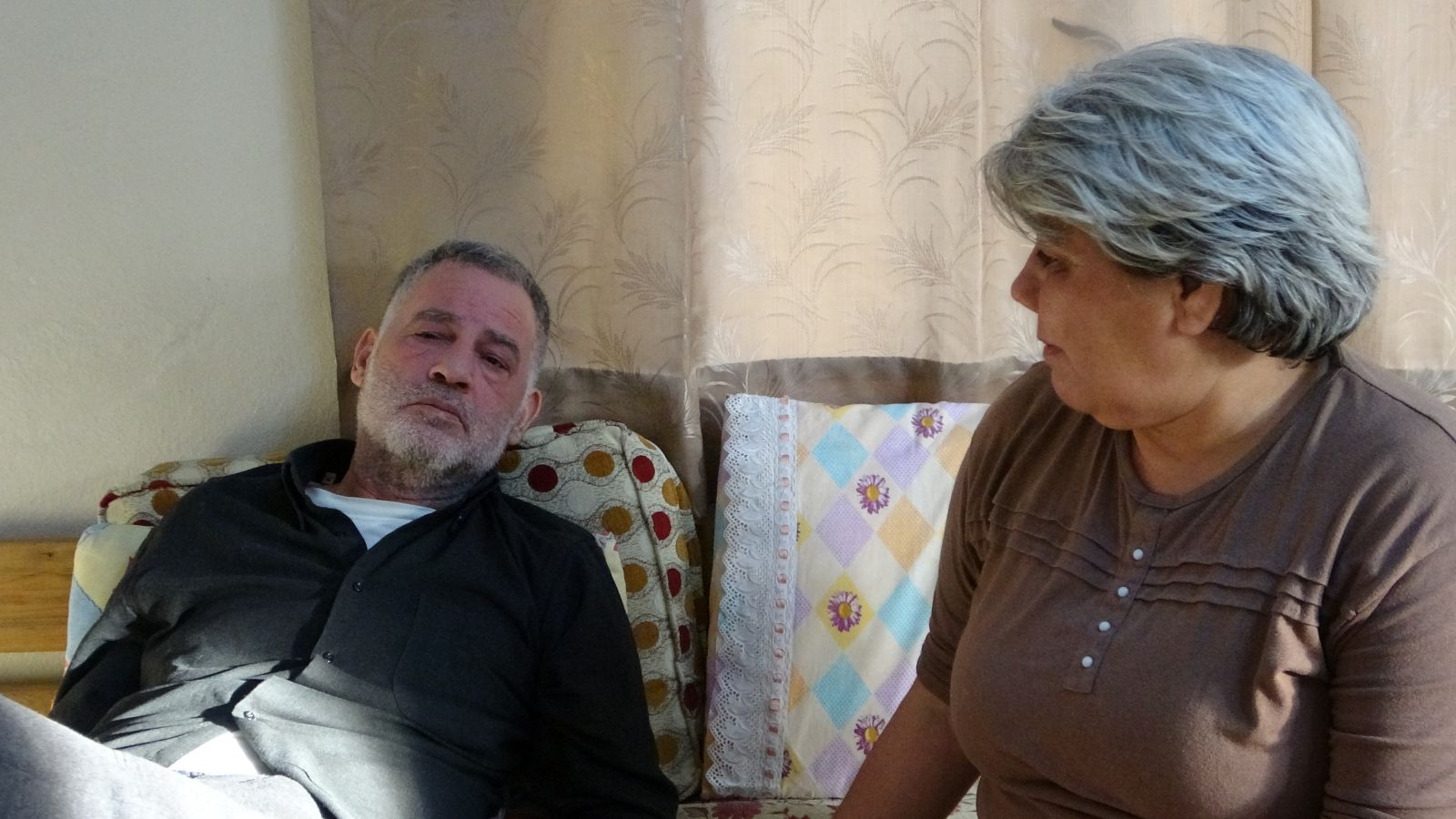 Felçli eşine bebek gibi bakıyor