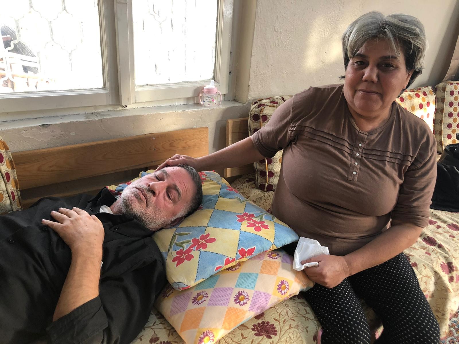 Felçli eşine bebek gibi bakıyor