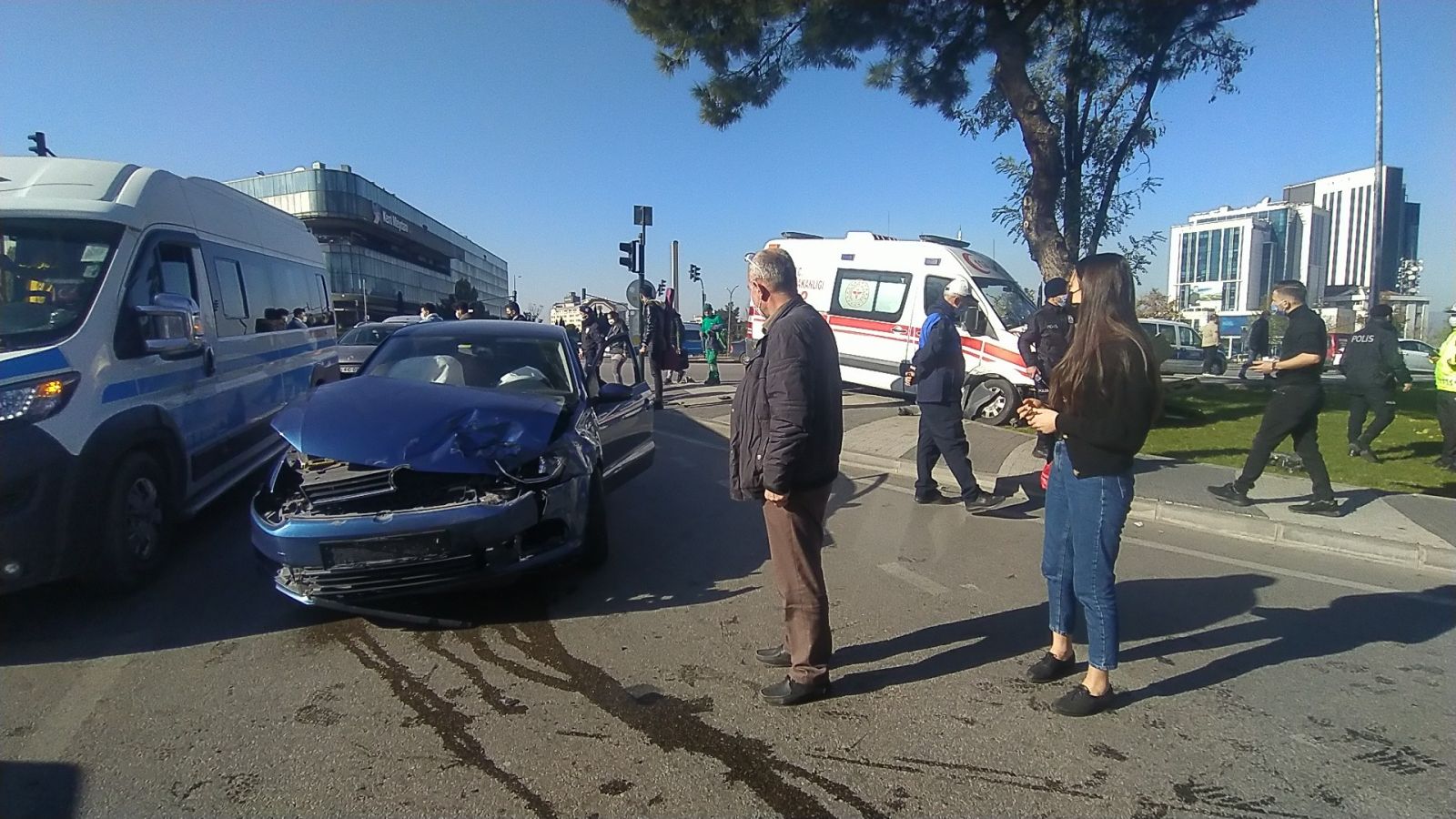 Ambulansla otomobil çarpıştı: Yaralılar var