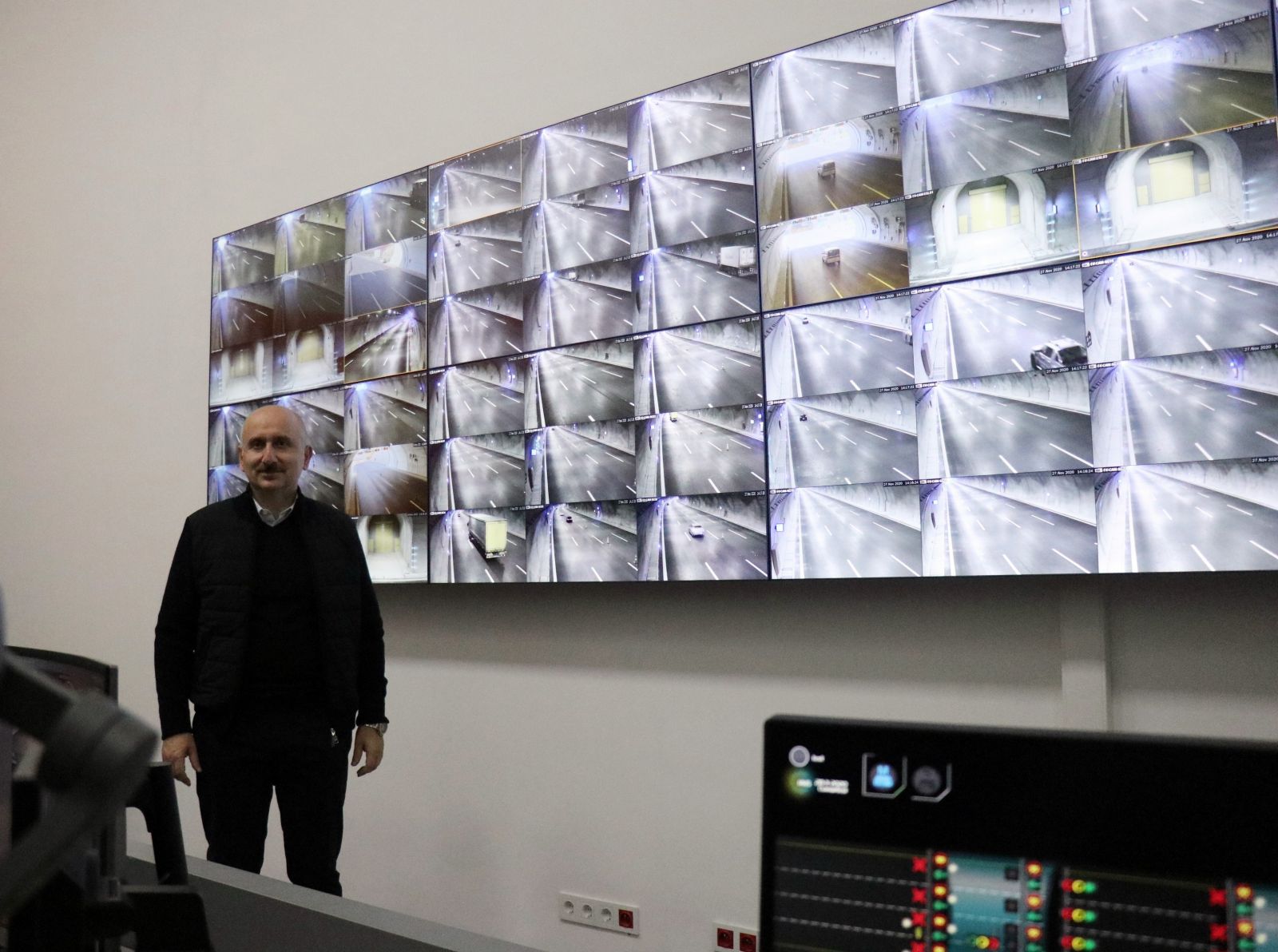 Direksiyonun başına geçen Bakan Karaismailoğlu, Kuzey Marmara Otoyolu'nu test etti