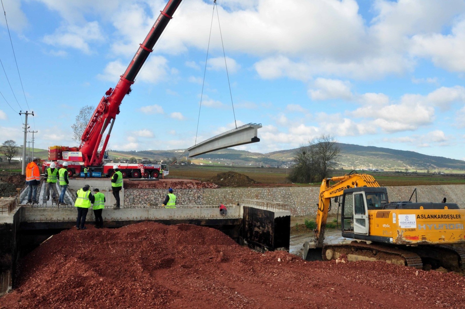 İki ilçeyi birbirine bağlayacak köprü tamamlanıyor