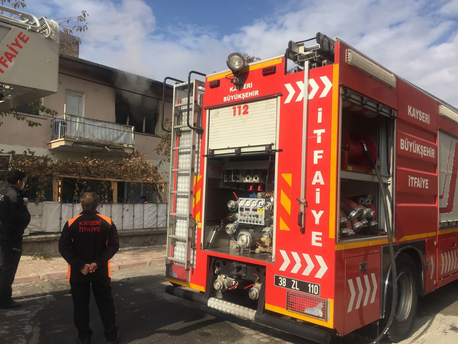 Evinin yanışını ağlayarak izledi