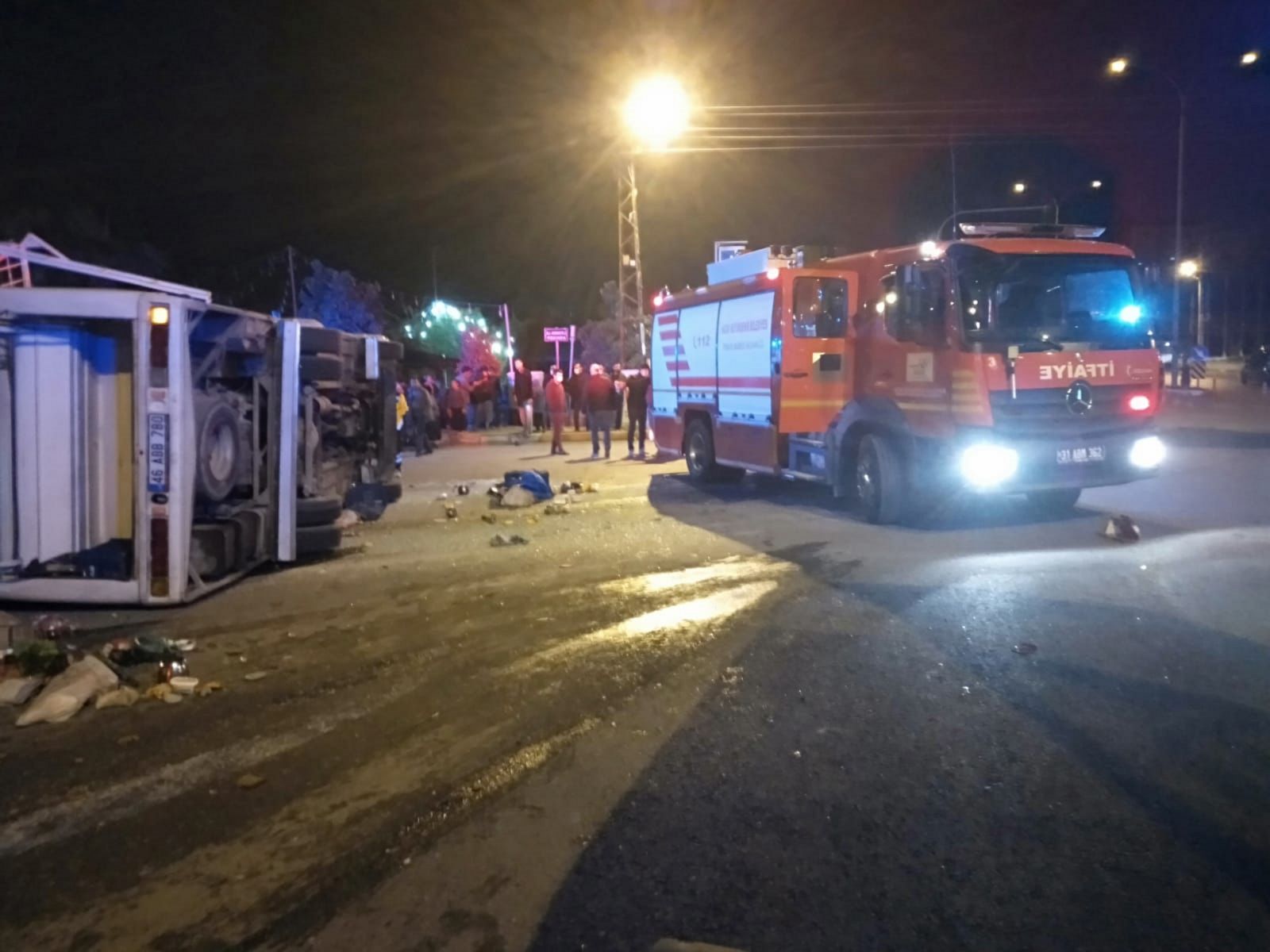 Tarım işçilerini taşıyan midibüs ile minibüs çarpıştı: 16 yaralı