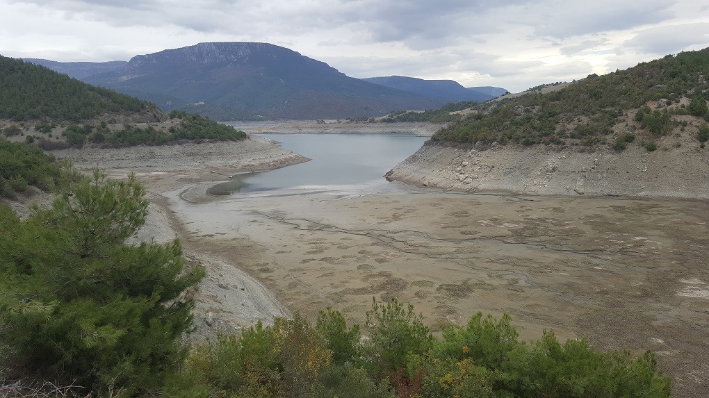 Altınkaya Barajı'nda sular çekildi, kayıklar karada kaldı