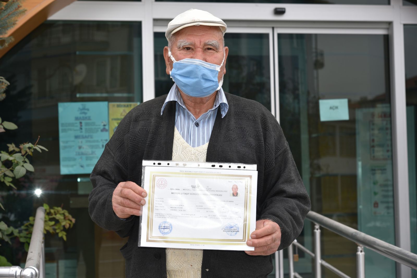 Koronavirüs 75 yaşında ehliyet sahibi yaptı
