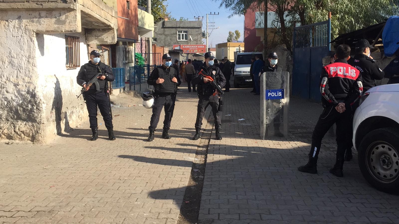 Diyarbakır'da korku dolu anlar! Taşlı sopalı ev bastılar