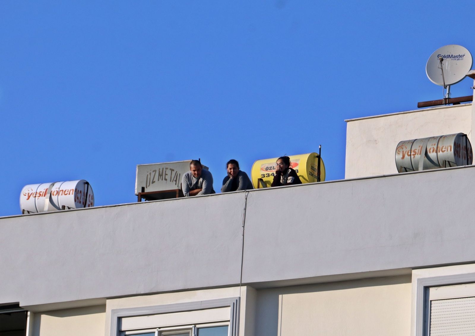 Depremden sonra bazıları sokağa, bazıları çatılara çıktı