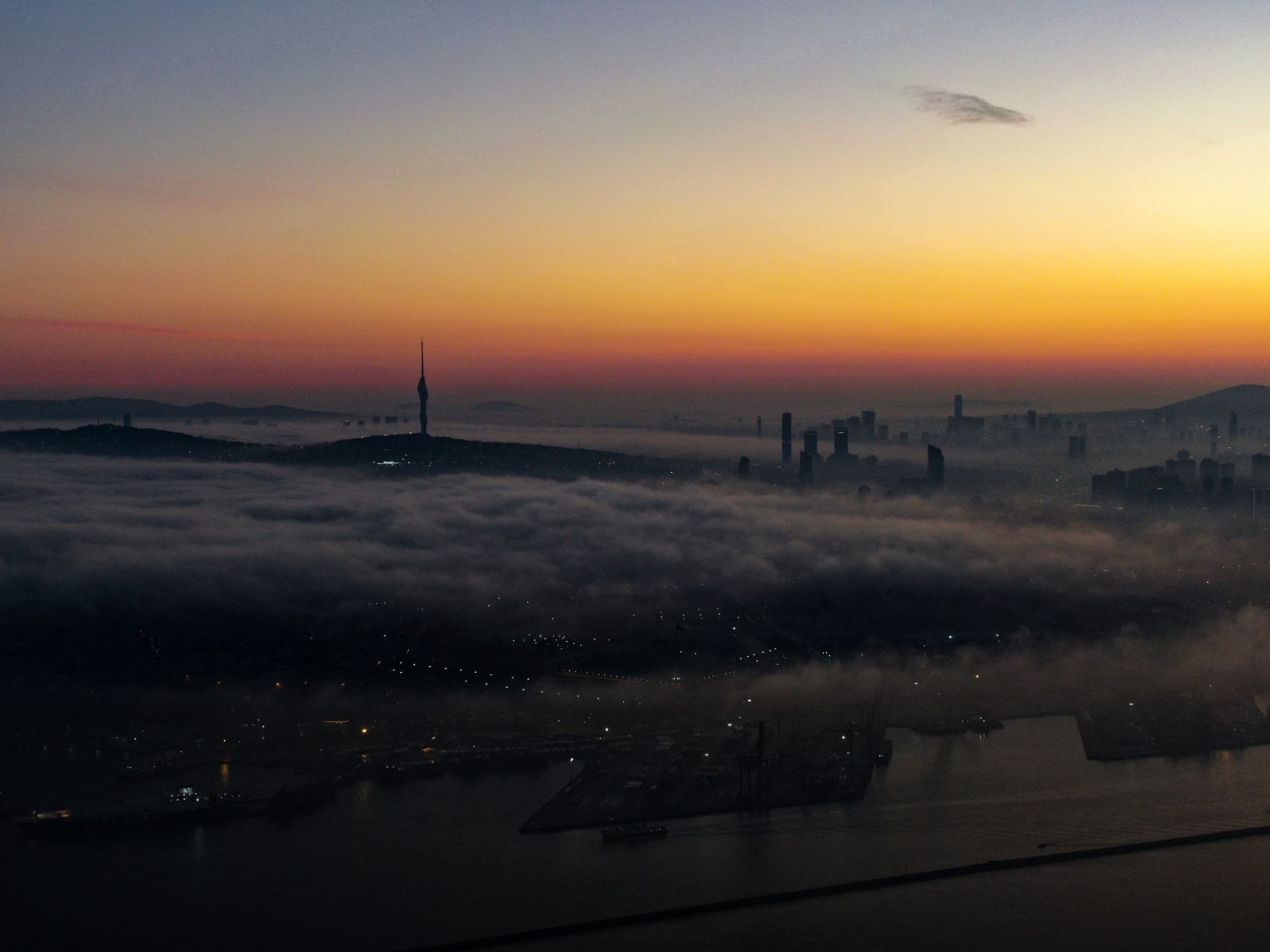 Sise bürünen İstanbul’da gündoğumu