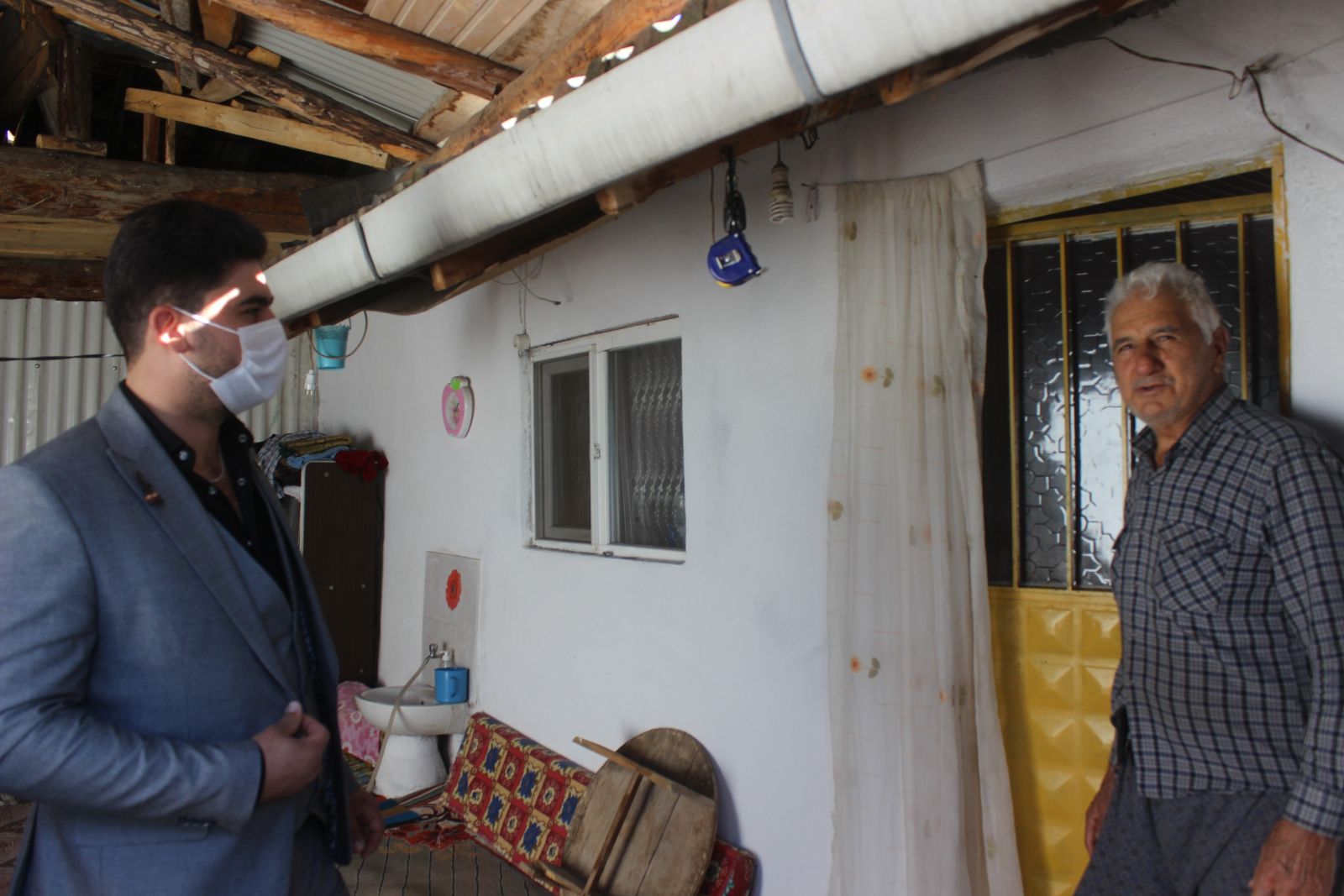 Muhtar olduğuna inandırmak için kimliğini gösteriyor