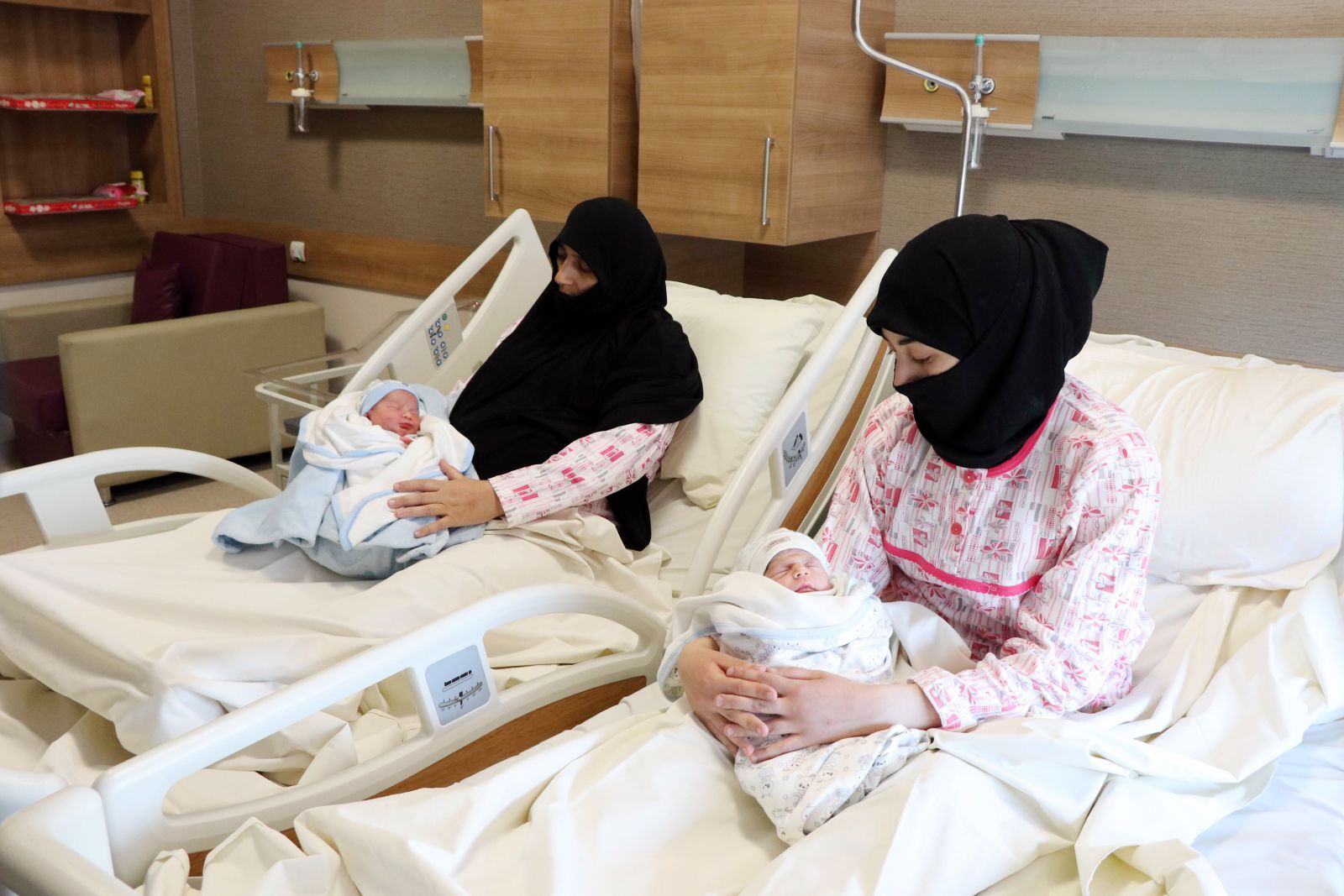 Anne kız aynı anda doğurdu