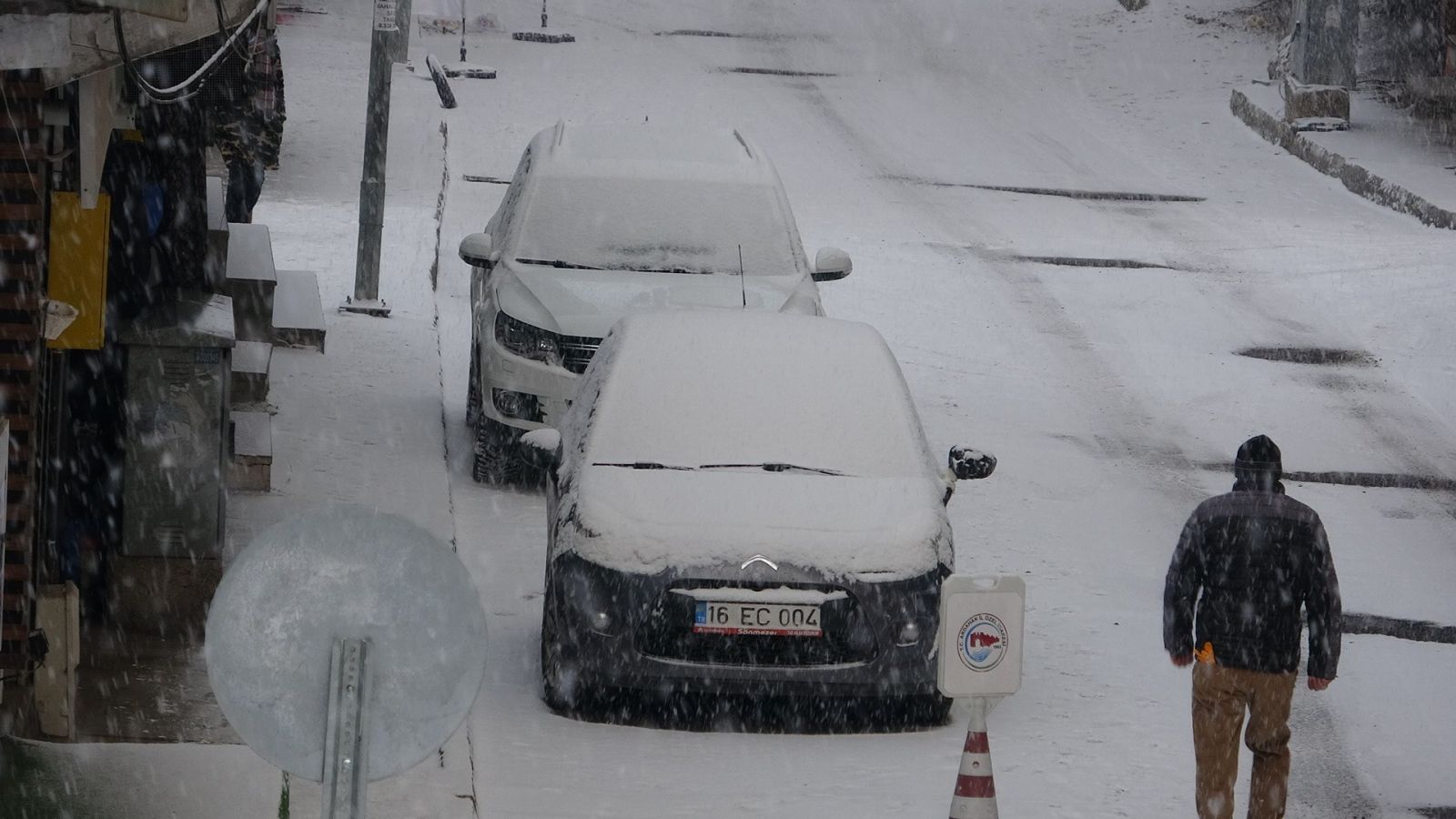Kar kalınlığı 10 santimetreyi buldu, kent beyaza büründü