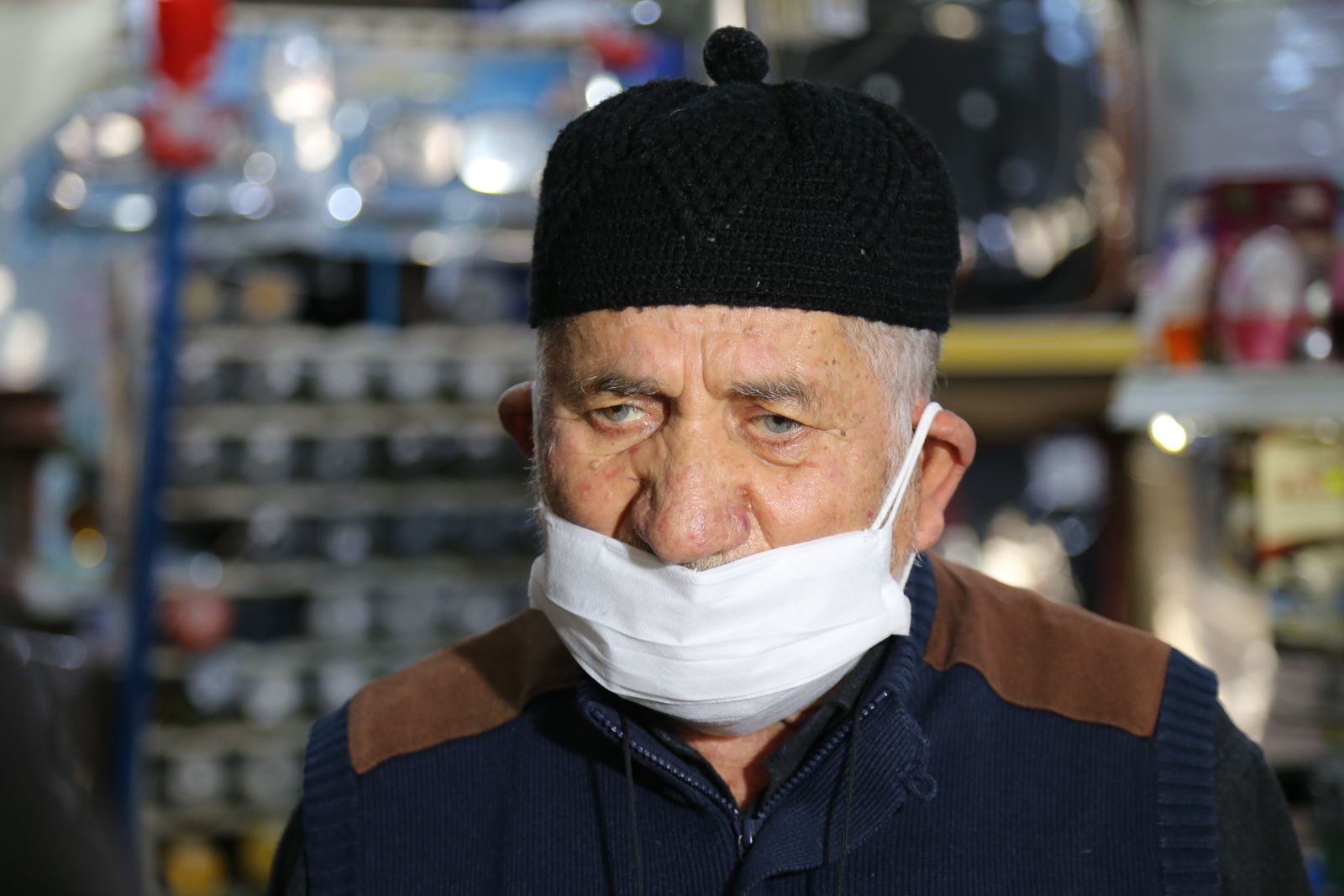 Eczane çalışanı, yaşlı adamı kaldırıma böyle fırlattı