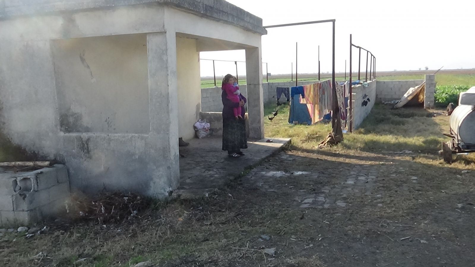 Sokağa atıldılar, kapısız penceresiz tek odalı eve sığındılar