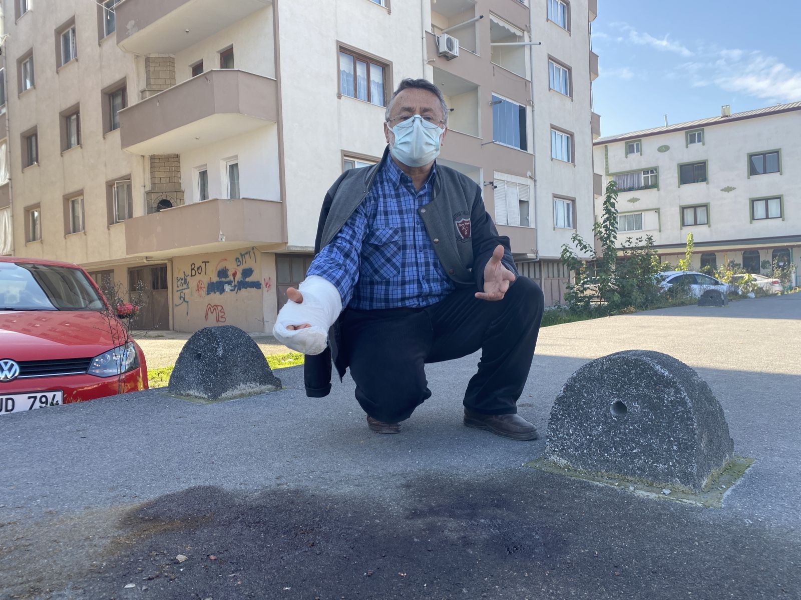 Aynı taşa 6 kez takılıp düşerek ölümden döndü, isyan etti