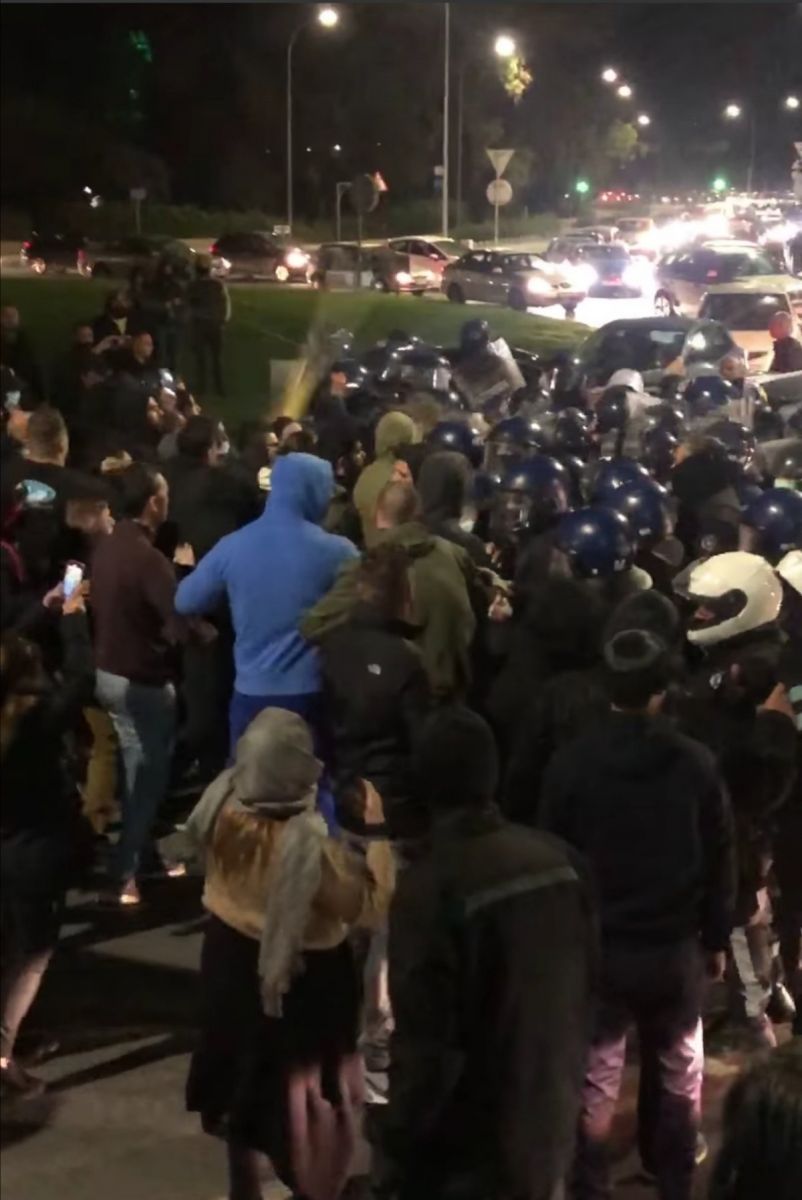 Güney Kıbrıs'ta TV kanalına saldırı: 2'si polis 3 yaralı